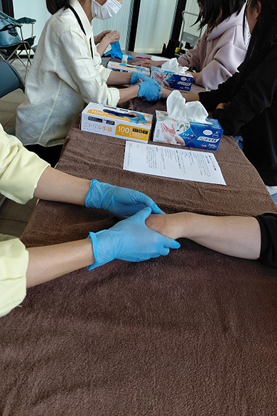 ミモザフェスのアロマフルール出展ブースに集まる来場者の様子