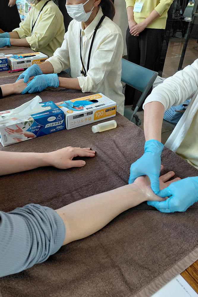 丁寧なハンドマッサージの施術風景