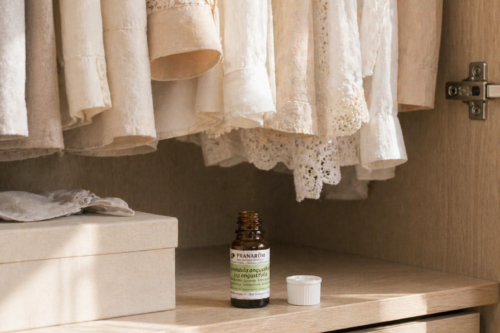 クローゼットの中に置かれた精油の空き瓶とナチュラルな洋服