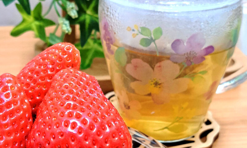 いちごとハーブティーが入った花の絵柄のグラス