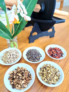 薬研の隣に置かれた乾燥ハーブの盛り合わせ