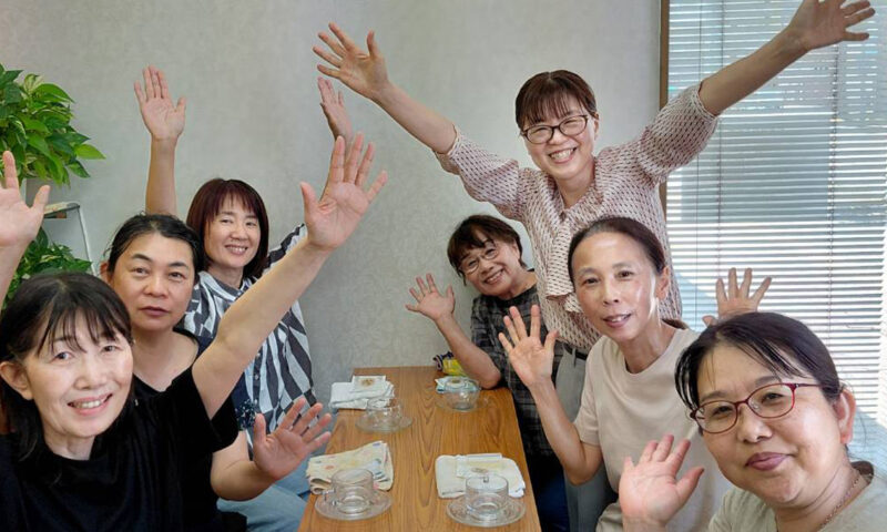アロマリラックスハンドセラピー体操に参加された皆さまの笑顔の集合写真