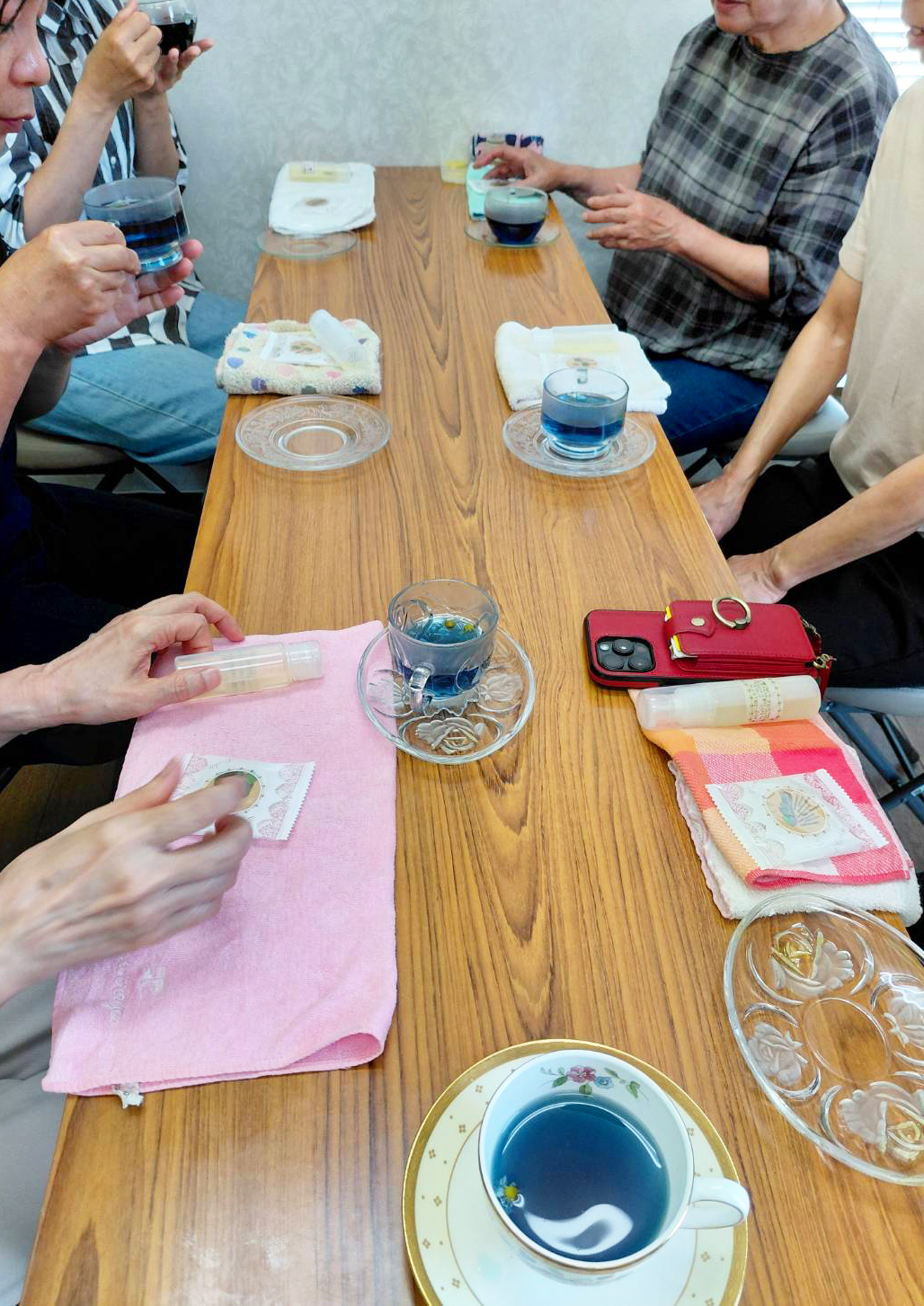 講座後のお茶の時間とアロマクラフトの様子