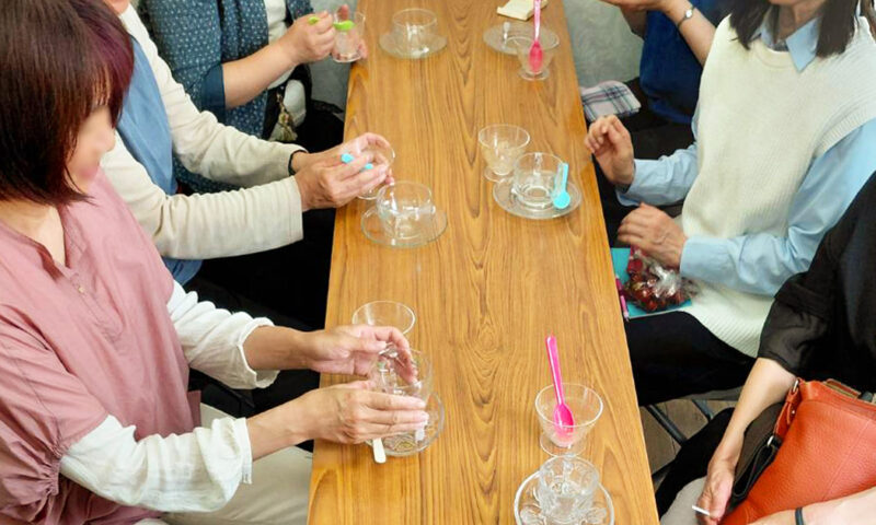 アロマフルールで開催したフラワームーン・ティーセラピーの様子