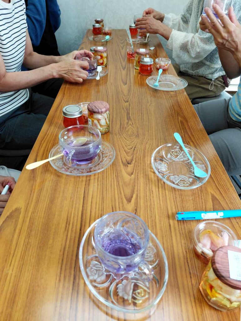月桃りんご酢を加えたハーブティーを楽しむワークショップの様子